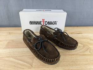 lot 257 image: Minnetonka Moccasin Casey Slippers Mens Size 8M Chocolate N