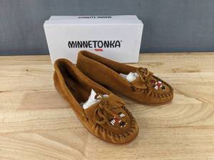 lot 14D image: Brand New Minnetonka Thunderbird Animikii Hardsole Moccasins Womens Size 11 Light Brown N