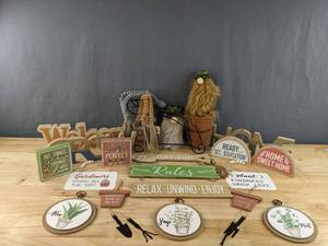 lot 805 image: Brand New Assortment of Wooden Sign and Garden Lover Home Decor Items D