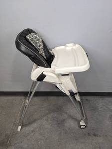 lot 332 image: Graco Tablefit High Chair in Black and White Rittenhouse Pattern N