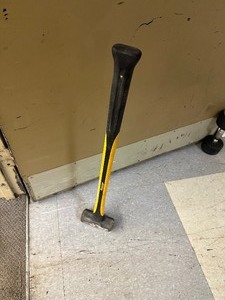 lot 169 image: Yardworks Sledge Hammer