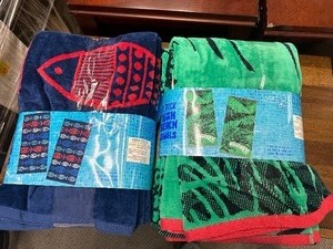lot 177 image: 2 2 Packs  4 Youth Beach Towels 2 T-REX & 2 Fish