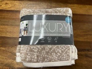 lot 192 image: New 4 Pack of Luxury Bathroom Hand Towels and Wash Clothes - 2 of each