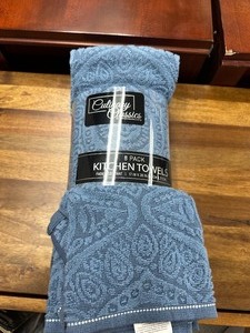 lot 195 image: New Culinary Classics By Town & Country Living 8 Pack of Kitchen Towels