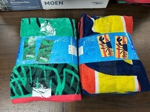 lot 318 image: 2 New 2 Packs  4 Youth Beach Towels 2 T-Rex & 2 Crabs