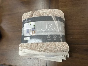 lot 321 image: New 4 Pack of Luxury Bathroom Hand Towels and Wash Clothes - 2 of each