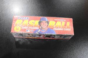 lot 78 image: 1989 Fleer Baseball Complete Factory Sealed Set