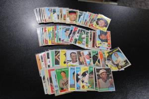 lot 130 image: FootballBasketballHockey Vintage Card Lot  110 Cards Extremely Low to Low Grade wCreases