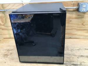 lot 36 image: Avanti Mini Fridge Model # SBCA017G