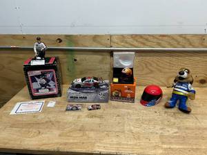 lot 66 image: Lot of NascarRacing Collectables