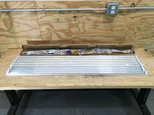lot 98 image: Lot of 8 - 4 LED Integrated Tube