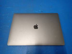 lot 43 image: Apple&nbspMacBook Pro 14,3 A1707 Laptop &nbspINTEL CORE I7-7920HQ 3 Ghz  16GB LPDDR3 SDRAM  500GB HD  15.4 screen with 2880 x 1800 Resolution  Includes IOS and Charger &nbspMinor keymarks on screen