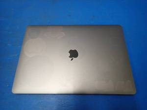 lot 45 image: Apple&nbspMacBookPro13,3 A1707 MLH32LLA &nbspINTEL CORE I7-6920HQ 2.9 Ghz  16GB LPDDR3 RAM  500GB HD  15.4 screen with 2880 x 1800 HD Resolution  Includes IOS and Charger  Key marks and minor scratches on screen