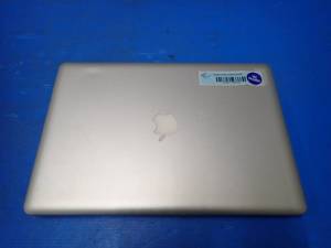 lot 48 image: Apple&nbspMacBookPro8,2 A1286 &nbspINTEL CORE I7-2635QM 2 Ghz  8GB DDR3 RAM  500GB HD  15.4 screen with 1440 x 900 Resolution  Includes IOS and Charger  Dent on top and minor dent on left edge of case