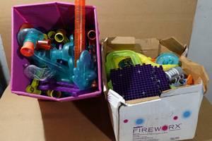 lot 341 image: Assorted Kids Building Set Pieces