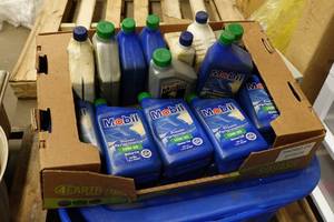 lot 369 image: 19 Quarts 10W-30 Automobile Motor Oil