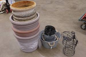 lot 371 image: Assorted Flower Pots and Stands