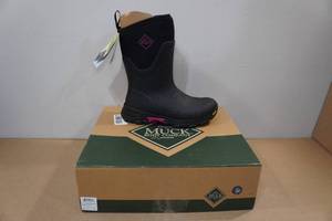lot 10 image: Muck Boots Womens Arctic Ice Grip Boots -Size 9