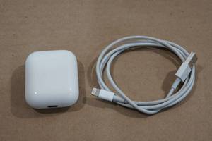 lot 72 image: Apple Airpods