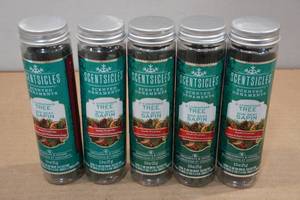 lot 100 image: 5 Scentsicles Scented Ornaments - O Christmas Tree