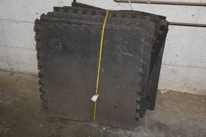 lot 191 image: Rubber Interlocking Flooring Fatigue Mats