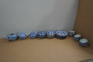 lot 239 image: Stoneware Tea Set