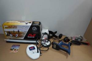 lot 1 image: Minelab Gold Monster 1000 Metal Detector