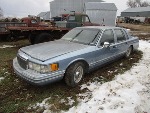 lot 8 image: 1991 Lincoln Town Car