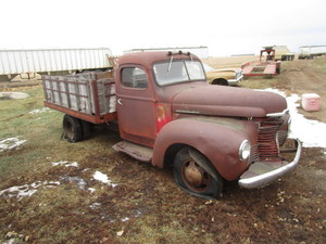 lot 10 image: 30s IH KB-3 Truck wPump Hoist