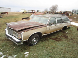 lot 11 image: 1976 Pontiac Bonneville Safari Wagon