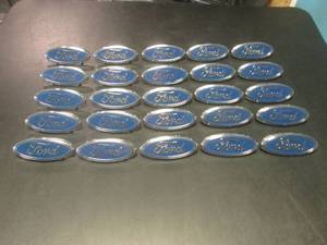 lot 16 image: 25 Ford Emblems 4 x 1 58...