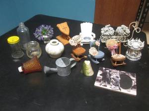 lot 68 image: Assorted Knick Knack Decor...
