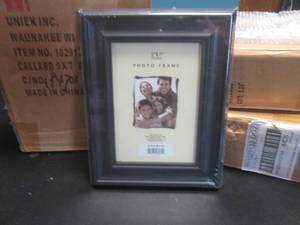 lot 79 image: 12 - 5 x 7 Picture Frames in Blac...