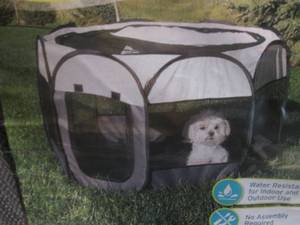 lot 122 image: Companion Gear Pet CollapsiblePort...