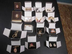 lot 138 image: Assorted Avon Fashion Jewelry...