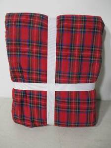 lot 148 image: Comfort Bay Plush Yarn Dye Throw 50x 60 Polyester Blend Multicolor Plaid