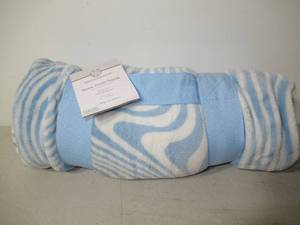 lot 155 image: Huntington 50 in. x 70 in. Royal Plush Throw-Blue White