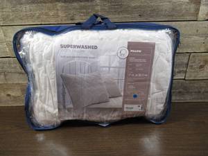 lot 159 image: Yatas Bedding Superwashed Wool Pillow, Queen