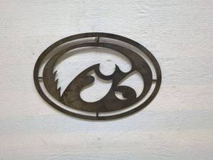 lot 87 image: Metal Wall Art Decor Iowa Hawkeyes Design