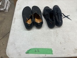 lot 22 image: MENS SHOES SIZE 10