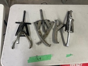 lot 29 image: 6, 8, 10 PULLERS