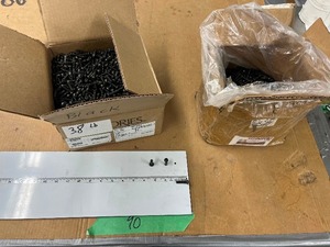lot 90 image: 60LBS 14-20 X 1 PHILLIPS ROUND HEAD MACHINE SCREW BLACK