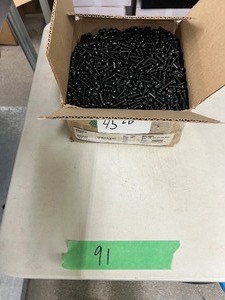 lot 91 image: 45LBS 14-20 X 1 PHILLIPS ROUND HEAD MACHINE SCREW BLACK