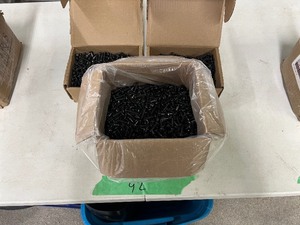 lot 92 image: 45LBS 14-20 X 1 PHILLIPS ROUND HEAD MACHINE SCREW BLACK