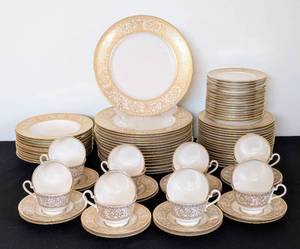 lot 13 image: Franciscan Masterpiece Gold Renaissance Dish Set