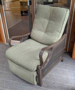 lot 28 image: La-Z-Boy Outdoor Patio Recliner