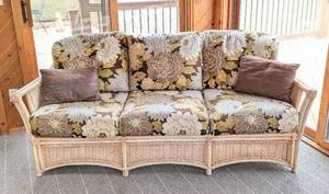 lot 29 image: Beautiful Rattan Patio Sofa