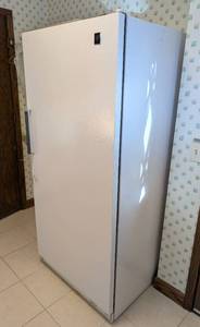 lot 50 image: Large GE Upright Freezer