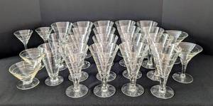 lot 52 image: Swirled Vintage Glassware Set