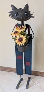 lot 106 image: Metal Kitty Cat Plant Holder